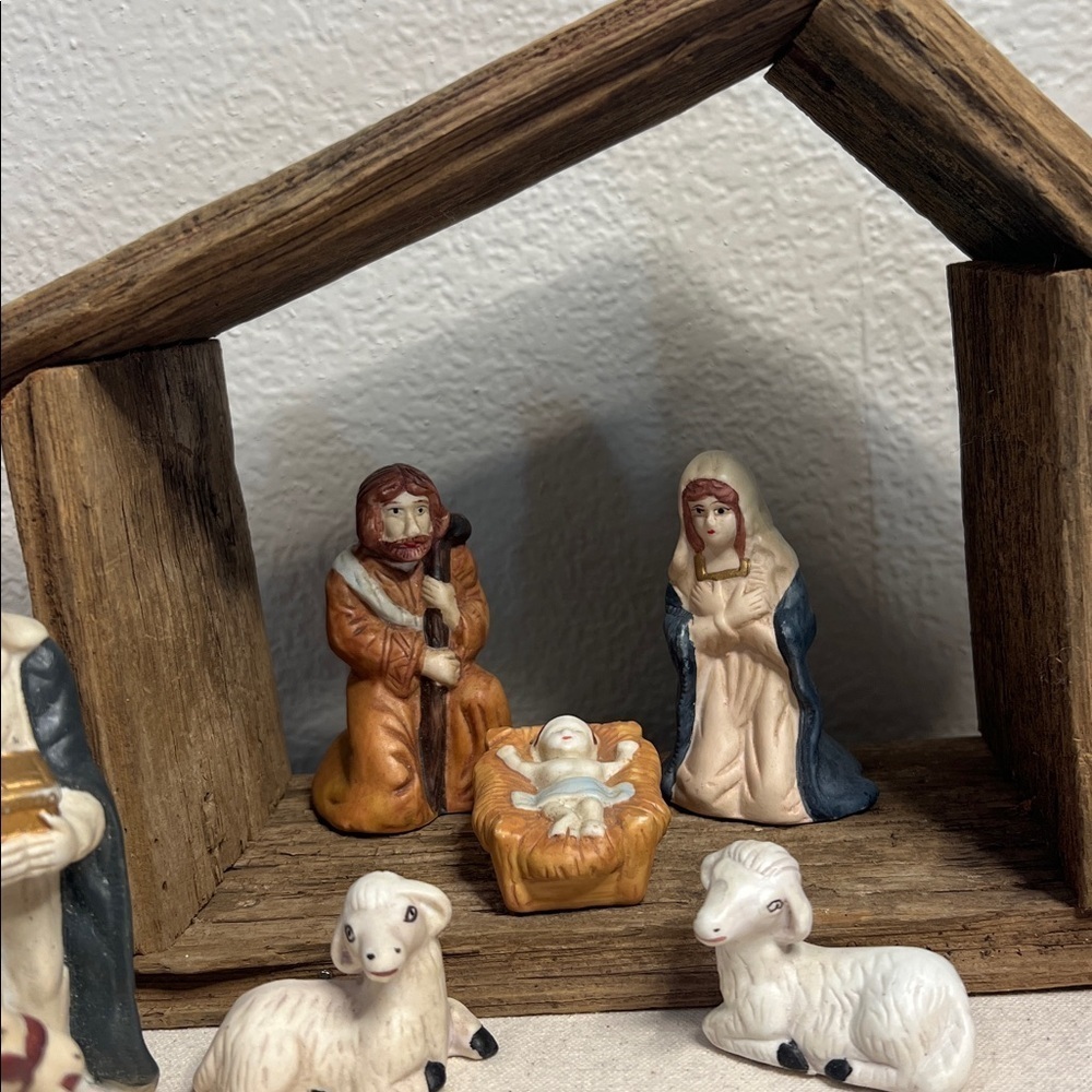 Vintage 11-Piece Nativity Set w/ Wooden Manger & Original Box – Complete Set! - Picture 7 of 9